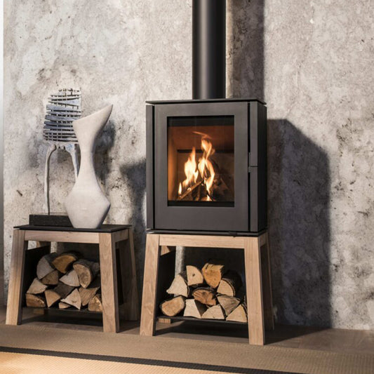 Trimline Fires Woody Loft houtkachel met brandend vuur op houten voet