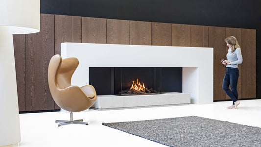 Faber Matrix 1050/650 III Driezijdig in moderne woonkamer met brandend haardvuur