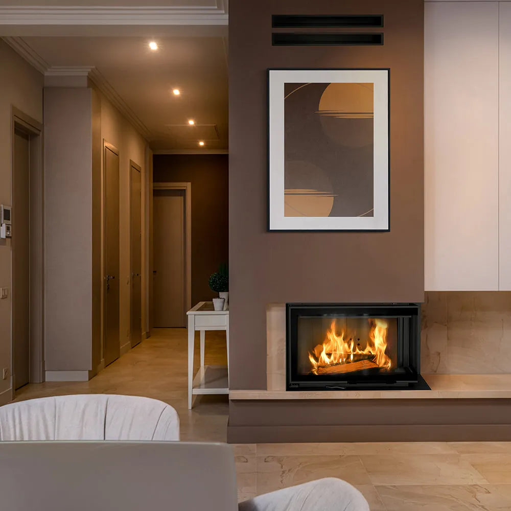 Gezellige woonkamer met Kratki MBM Rechts haard, moderne kunst aan de muur en sfeerverlichting.