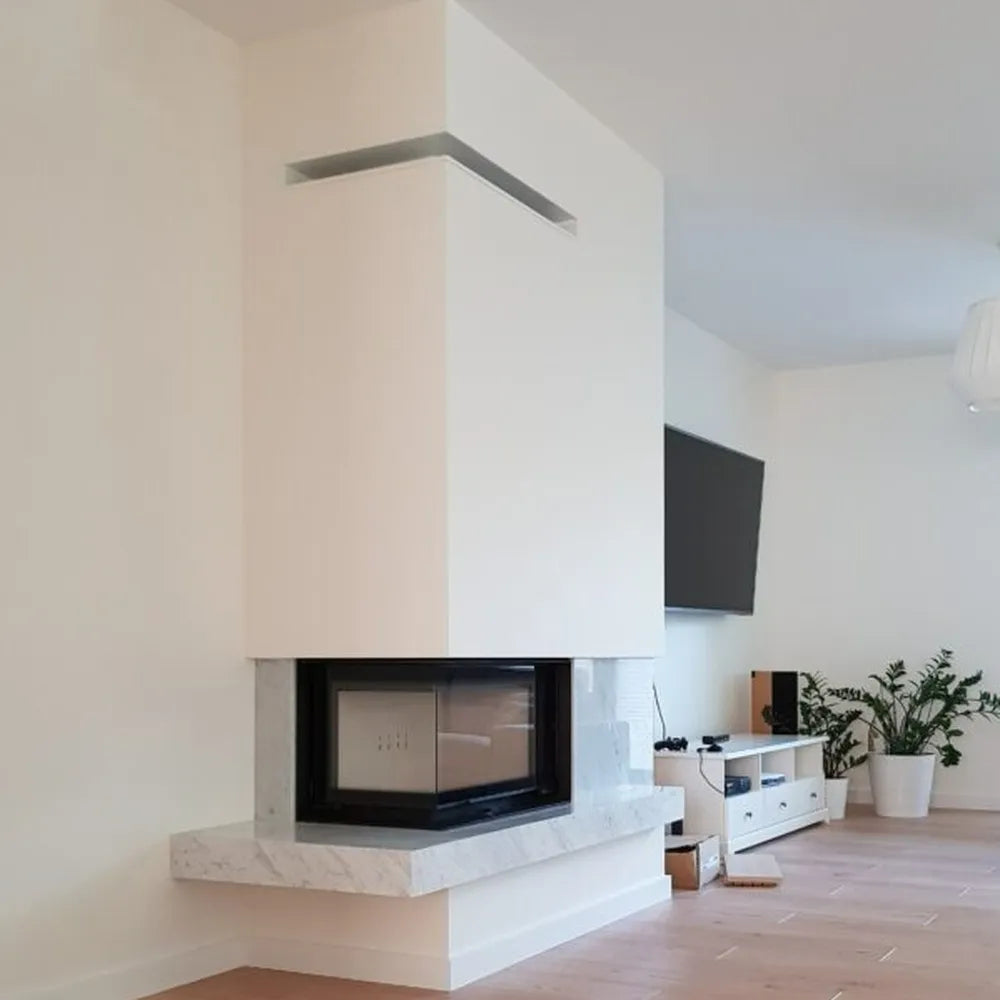 Moderne woonkamer met Kratki MBM Links haard, witte muren en houten vloer.