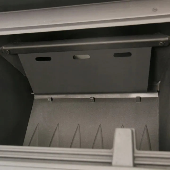 Binnenkant van de Kratki Antek houtkachel met metalen onderdelen en ventilatieopeningen.