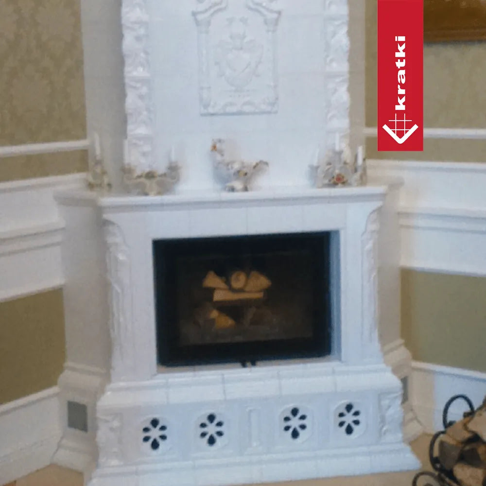 Witte klassieke open haard Kratki Franek 14 kW in een elegant ingerichte kamer.