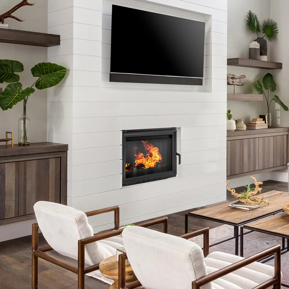 Moderne woonkamer met Kratki Maja haard, witte muren, houten meubels en groene planten.