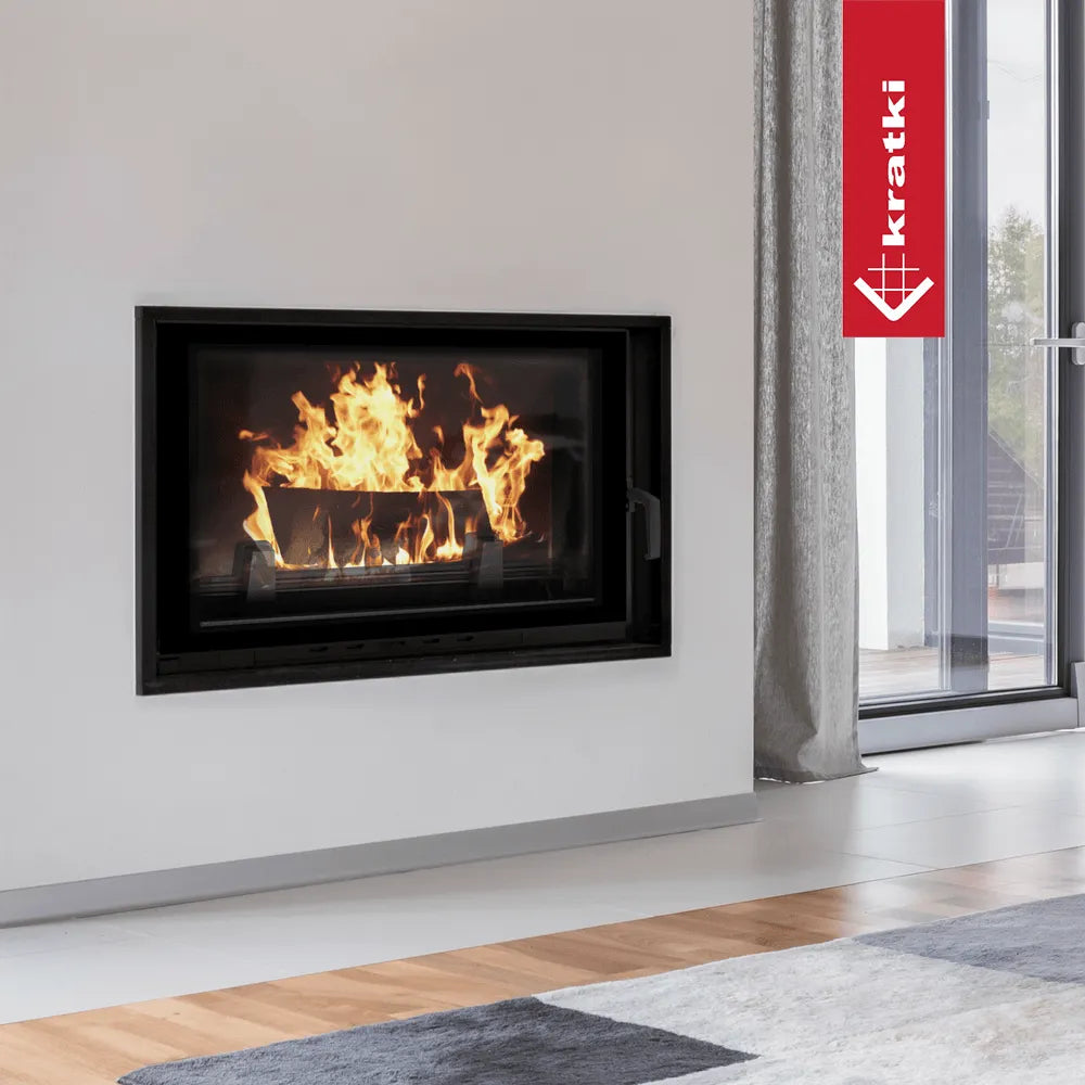Kratki Wiktor ingebouwde haard in moderne woonkamer met brandend vuur, naast glazen deur.