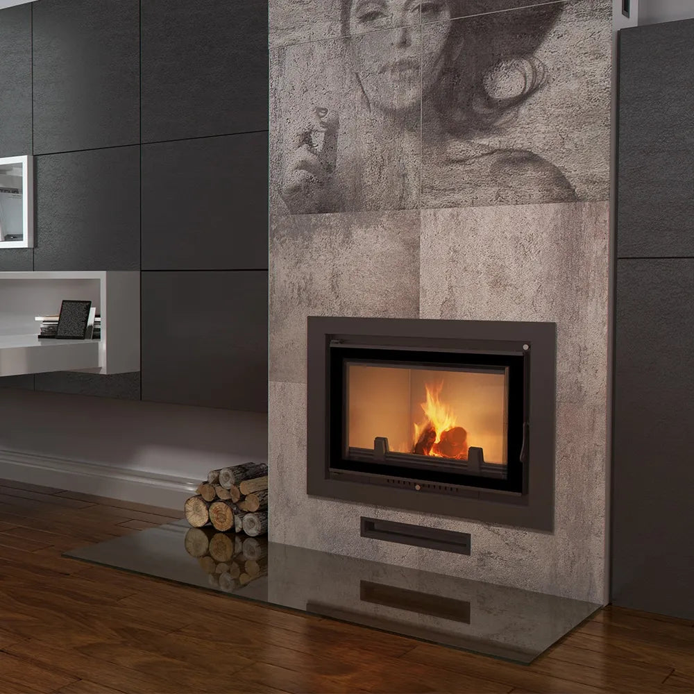 Moderne woonkamer met Kratki Wiktor haard, houtblokken en strakke, donkere wandpanelen.