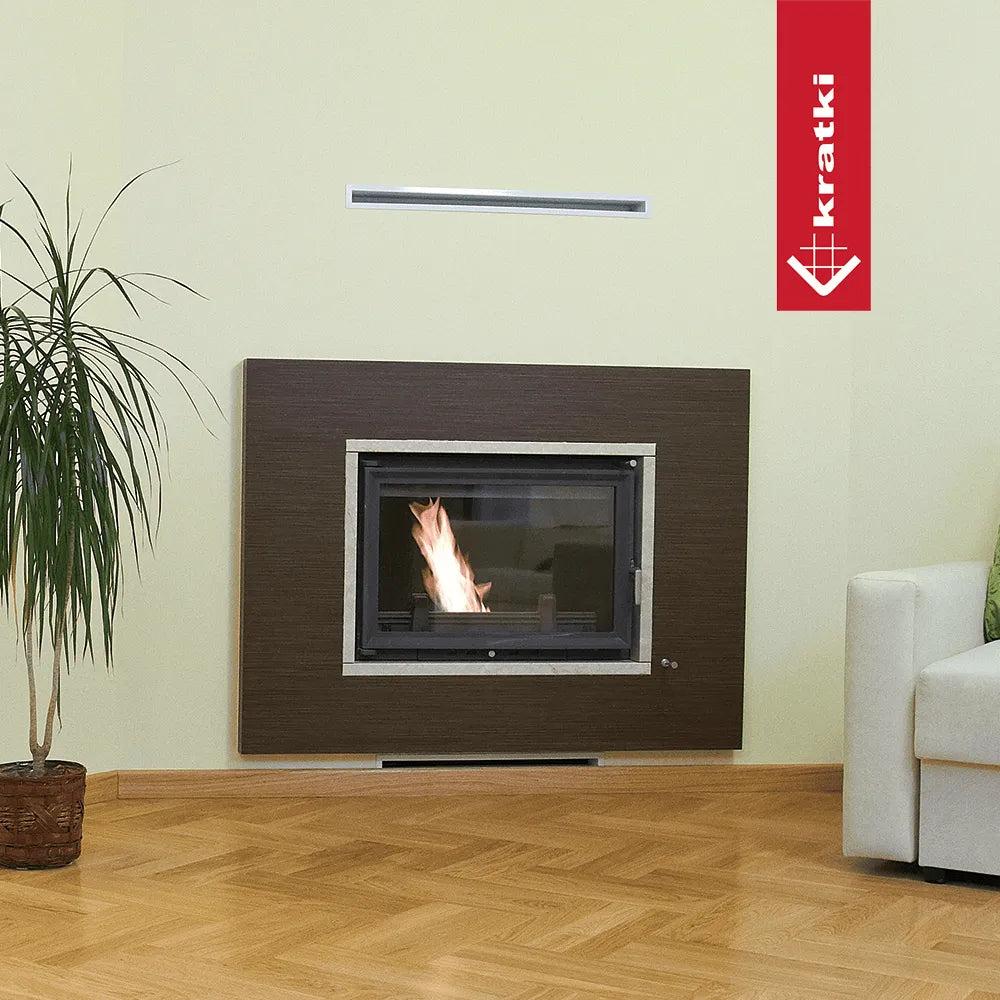 Kratki Wiktor haard in moderne woonkamer met houten vloer en groene plant.