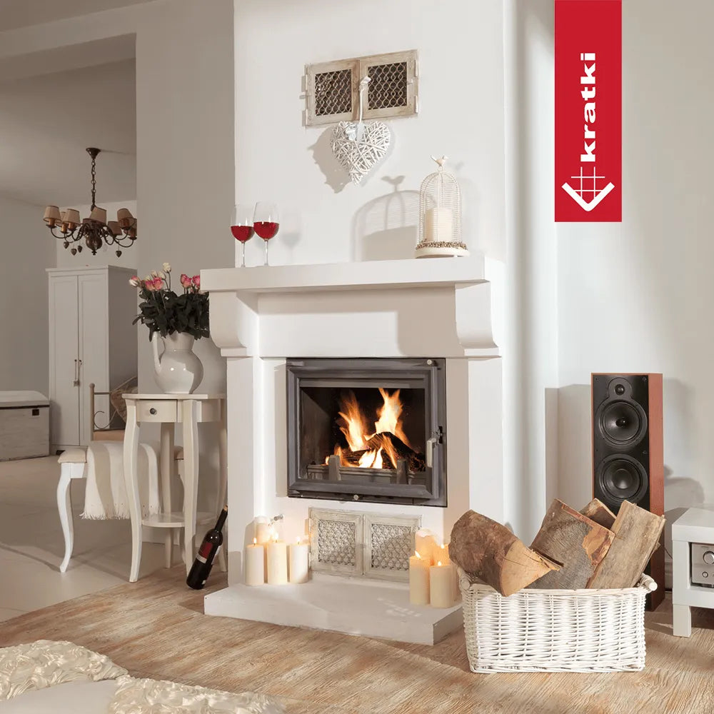 Gezellige woonkamer met brandende Kratki Zuzia haard, kaarsen en decoratieve elementen.