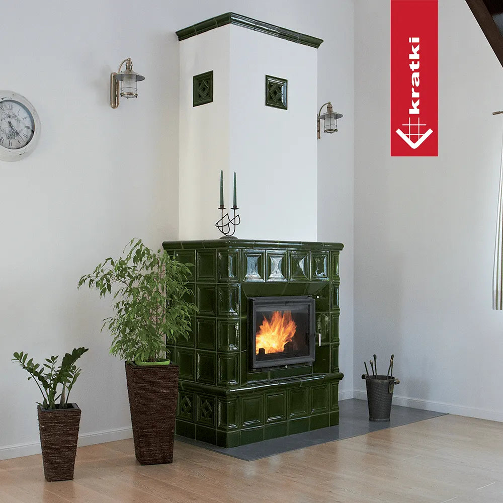 Groene tegelkachel Kratki Zuzia in een moderne woonkamer met planten en wandklok.