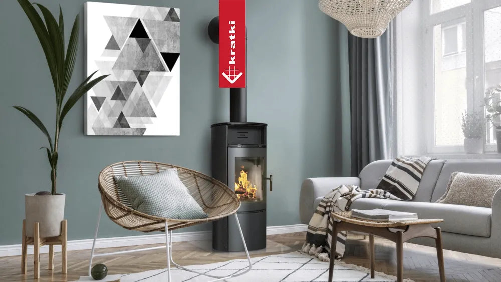 Gezellige woonkamer met Kratki Falcon Hoog houtkachel, moderne kunst en comfortabele zitplaatsen.