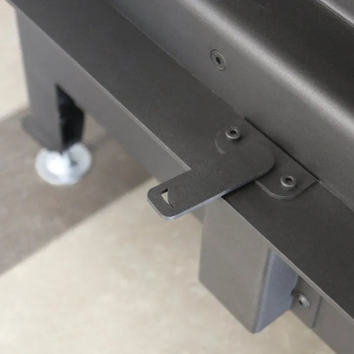Detail van de Kratki Lucy 15 kW houtkachel met metalen bevestigingsonderdelen.