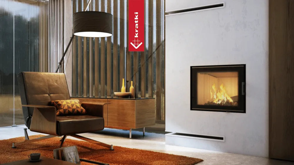 Moderne woonkamer met Kratki Nadia 10 kW haard, leren stoel en houten meubels.