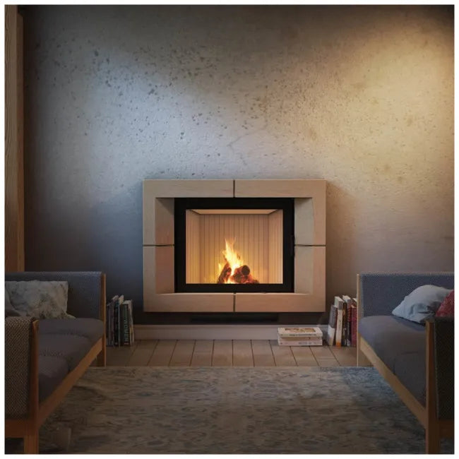 Gezellige woonkamer met Kratki Nadia 13 kW haard, omringd door twee comfortabele stoelen.