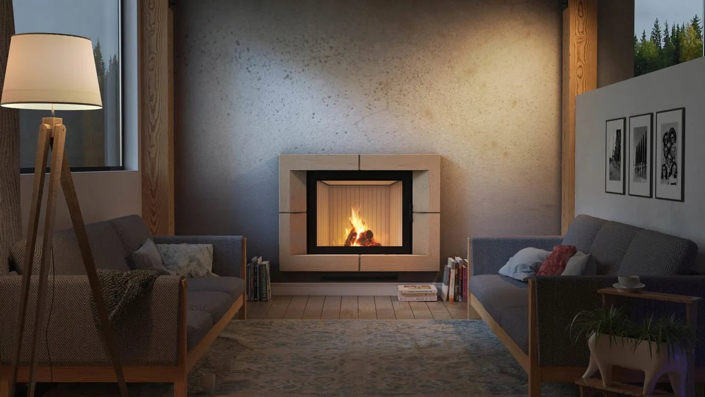 Gezellige woonkamer met Kratki Nadia 13 kW haard, omringd door banken en boeken.