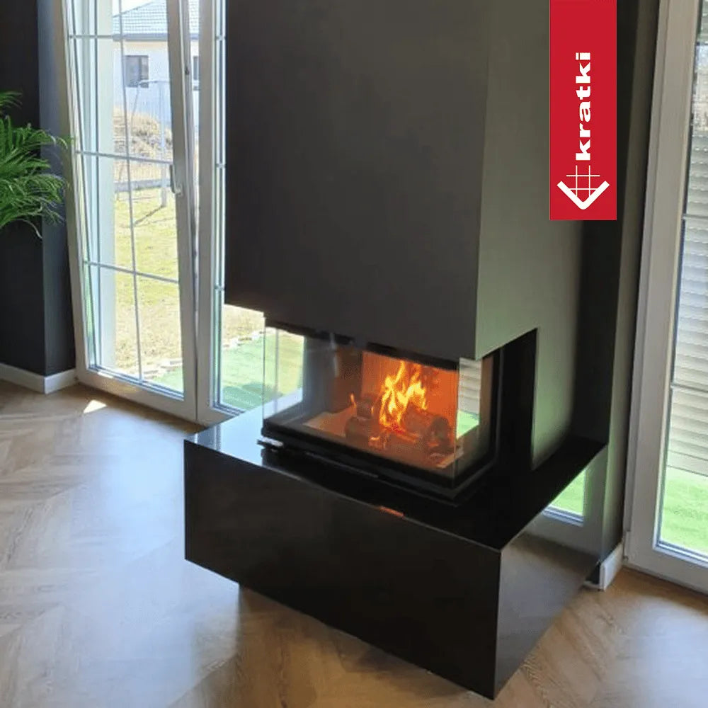 Kratki NBC 680/280 haard in moderne woonkamer met grote ramen en houten vloer.