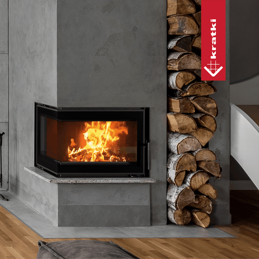 Kratki Simple S houtkachel in moderne woonkamer met brandend vuur