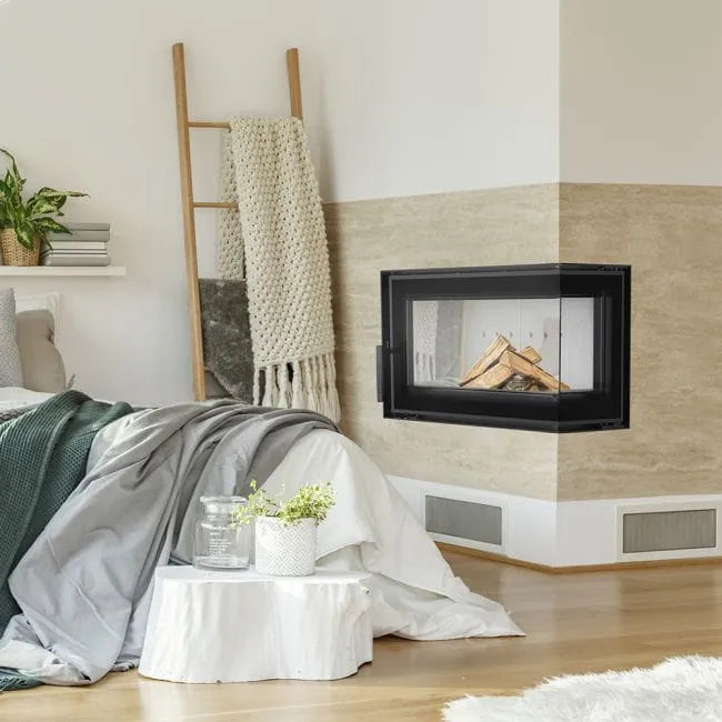 Gezellige slaapkamer met Kratki Simple S 8 kW Rechts haard in de hoek.