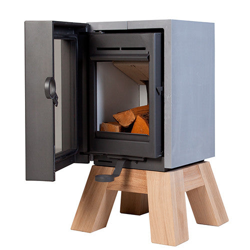 Wanders Oak Concrete houtkachel met open deur en houten onderstel