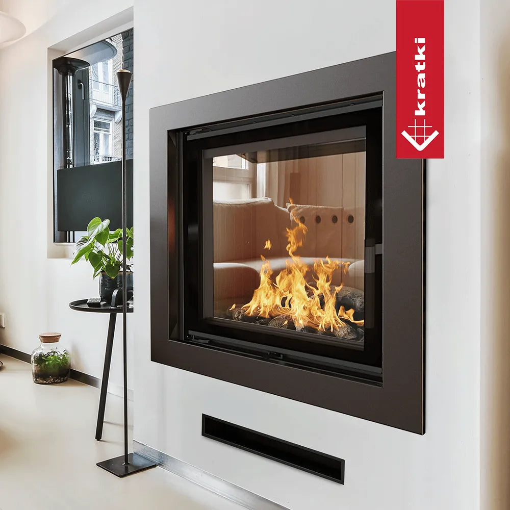 Kratki Lucy CV 12 kW ingebouwde haard in moderne woonkamer met brandend vuur.