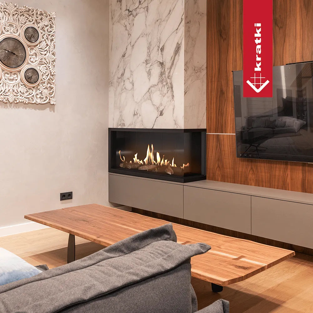Moderne woonkamer met Kratki Leo 100 Rechts haard, marmeren muur en houten meubels.