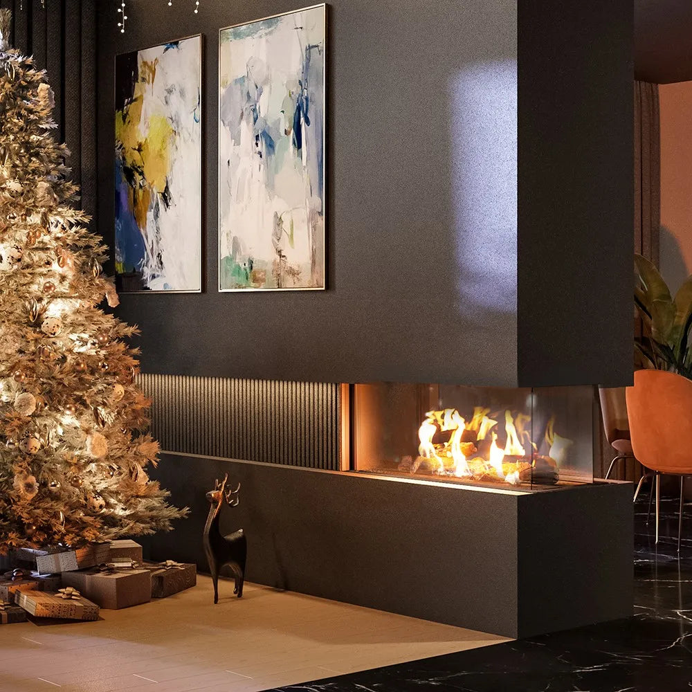 Kerstboom naast moderne Kratki Leo 100 Rechts haard, met abstracte schilderijen aan de muur.