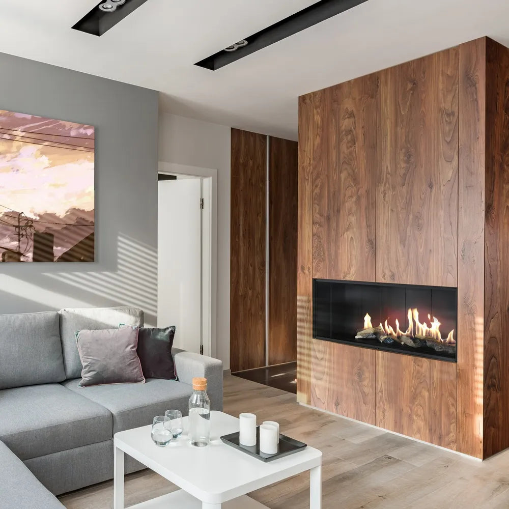 Moderne woonkamer met Kratki Leo 100 Links & Rechts ingebouwde haard in houten wand.