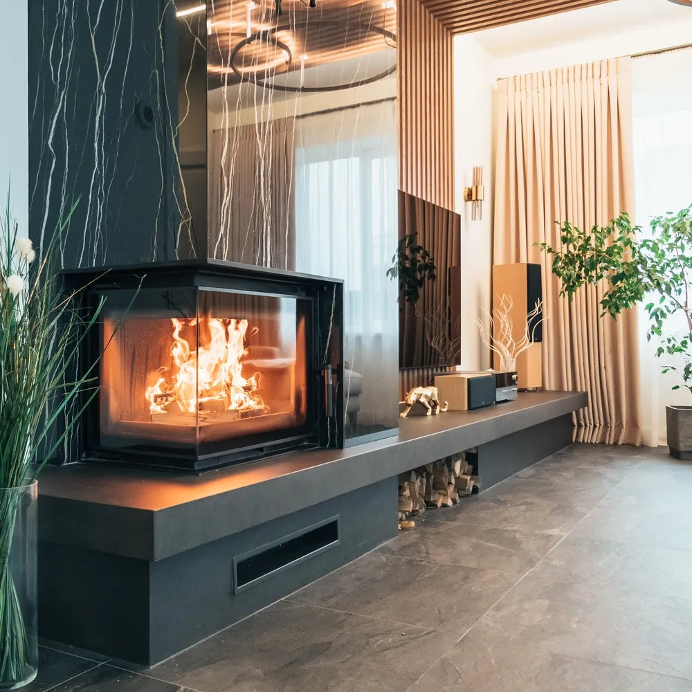 Moderne woonkamer met brandende Kratki Maja Links haard, omgeven door stijlvolle inrichting en planten.