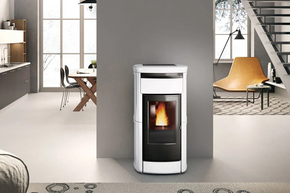 Edilkamin Kira2 H 18 Up pelletkachel in een moderne woonkamer met open keuken en zithoek.
