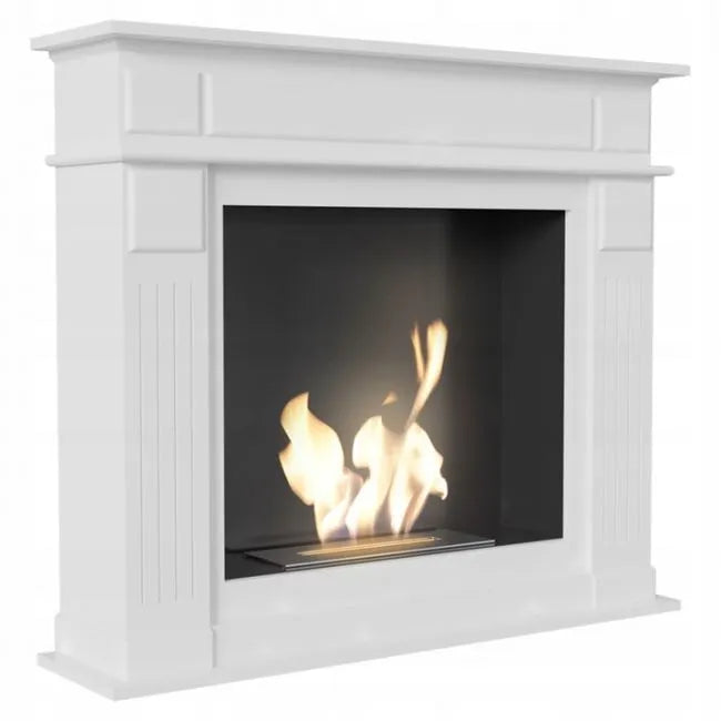 Witte Kratki November haard met moderne, strakke lijnen en een brandend vuur in het midden.