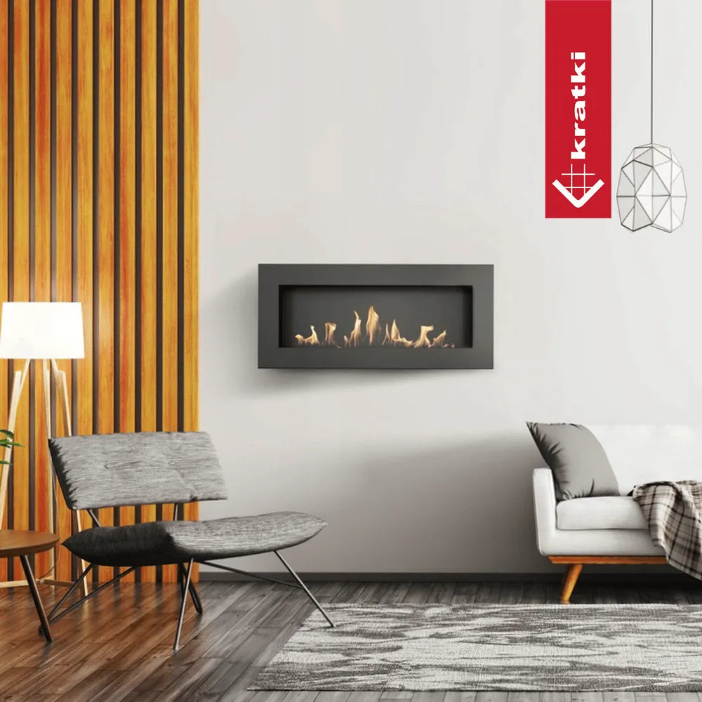 Moderne woonkamer met Kratki Delta2 Slim haard, grijze stoel en houten lambrisering.