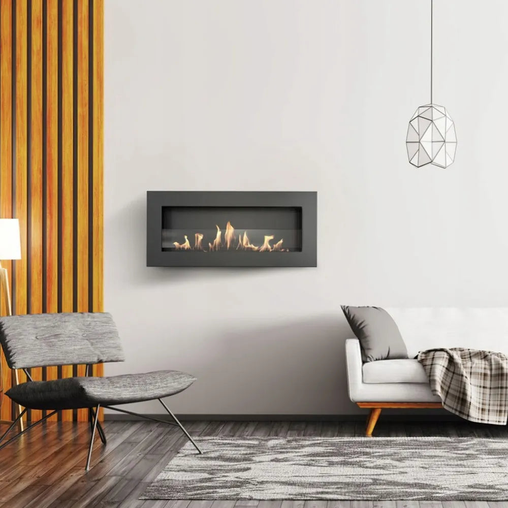 Moderne woonkamer met Kratki Delta2 Slim haard, grijze stoel, witte bank en geometrische hanglamp.