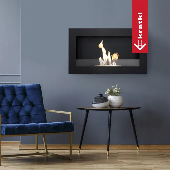 Kratki Golf 2 haard in moderne woonkamer met blauwe stoel en bijzettafel.