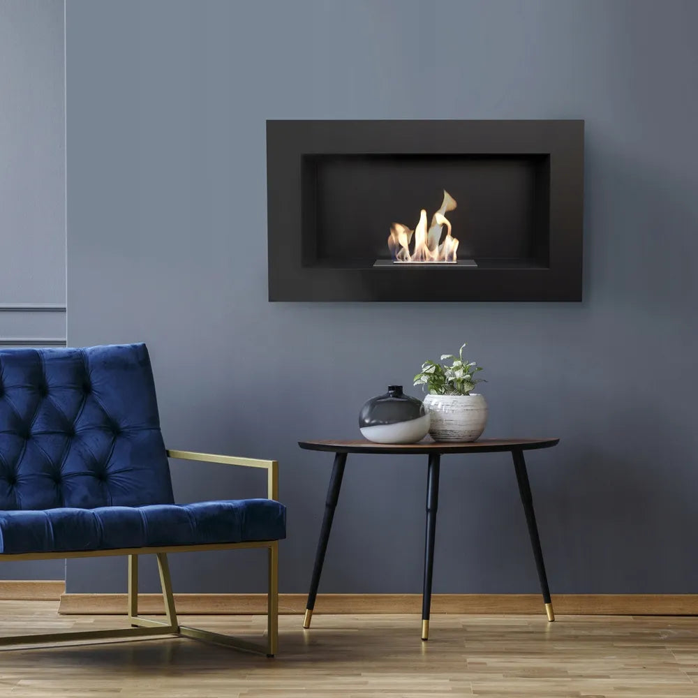 Kratki Golf haard aan muur, naast blauwe stoel en tafel met planten.