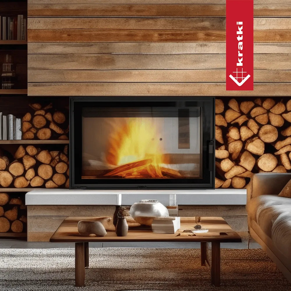 Kratki Lucy CV 16 kW haard in een gezellige woonkamer met houtopslag en houten wandpanelen.