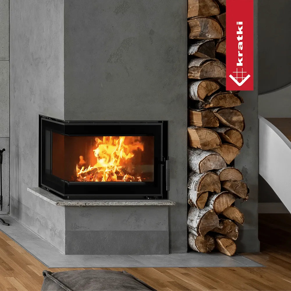 Kratki Simple S 8 kW Rechts, moderne hoekhaard met brandend vuur en houtopslag ernaast.