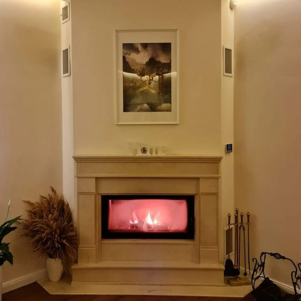 Kratki Lucy CV 20 kW ingebouwd in een elegante, klassieke schouw met decoratieve elementen.