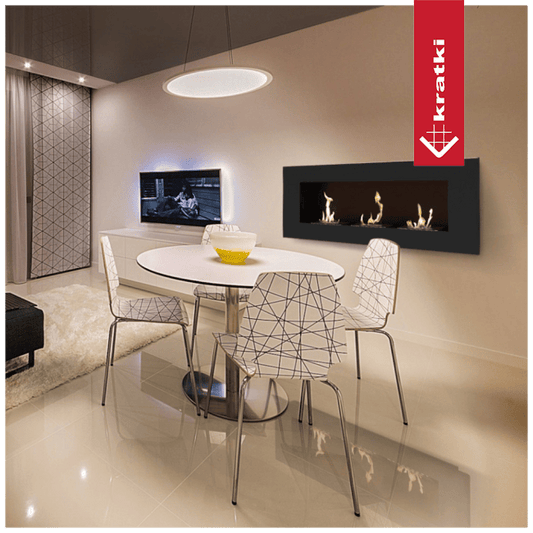 Kratki Delta3 in een moderne woonkamer met wandhaard en eettafel