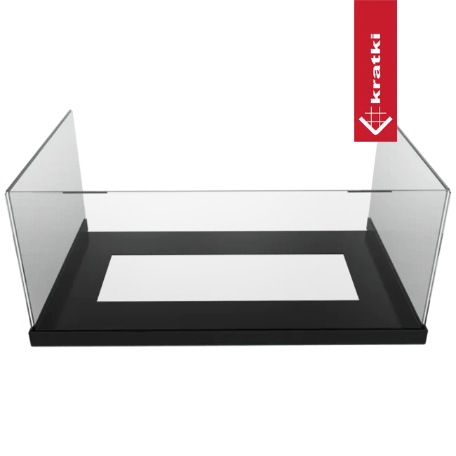 Kratki Sierra glazen haardscherm met zwarte basis en transparante zijpanelen.