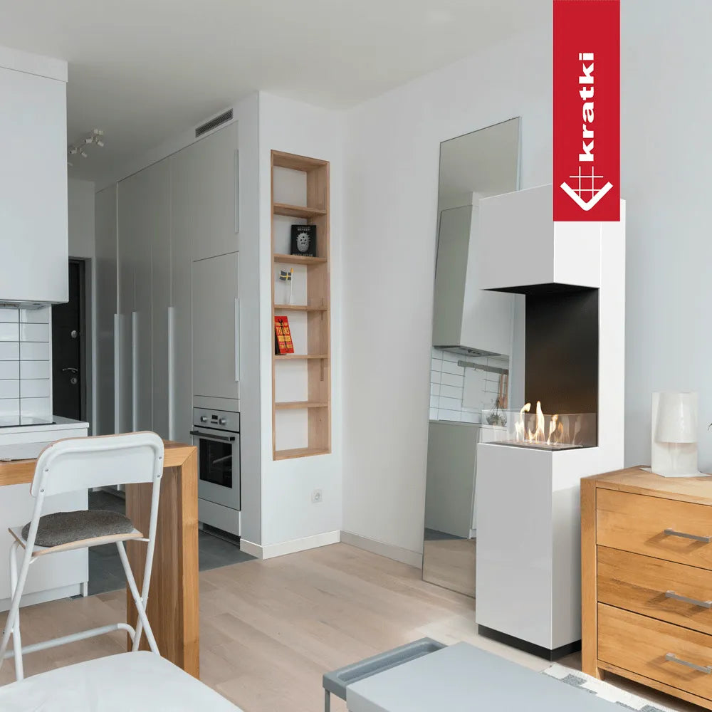 Moderne woonkamer met Kratki Sierra haard, witte muren, houten vloer en minimalistisch interieur.