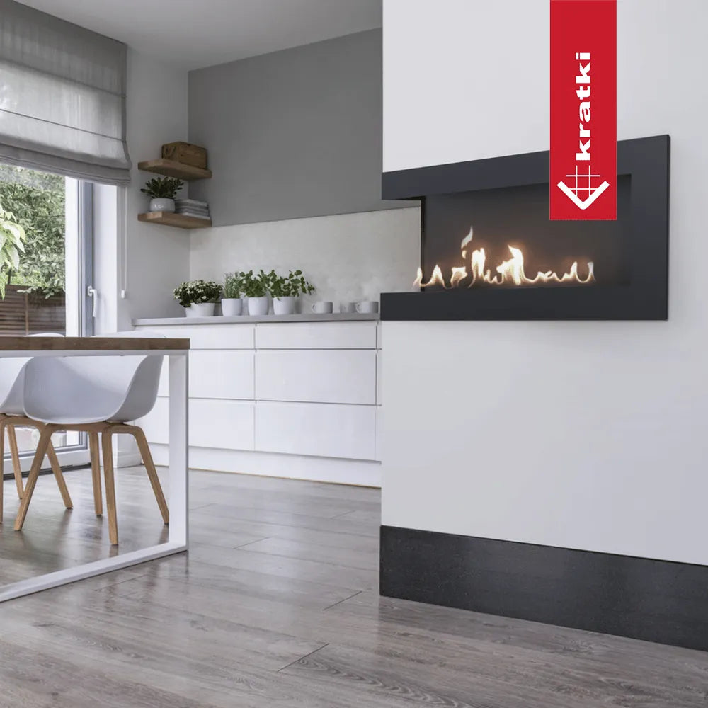 Moderne keuken met Kratki Delta Links haard, witte kasten en houten tafel met witte stoelen.