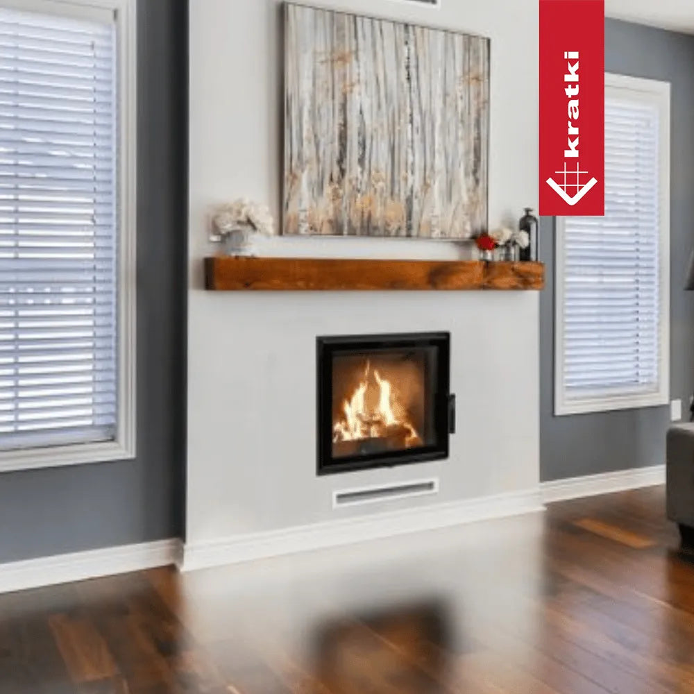 Kratki Lucy 12 kW Slim haard in moderne woonkamer met houten vloer en kunstwerk erboven.