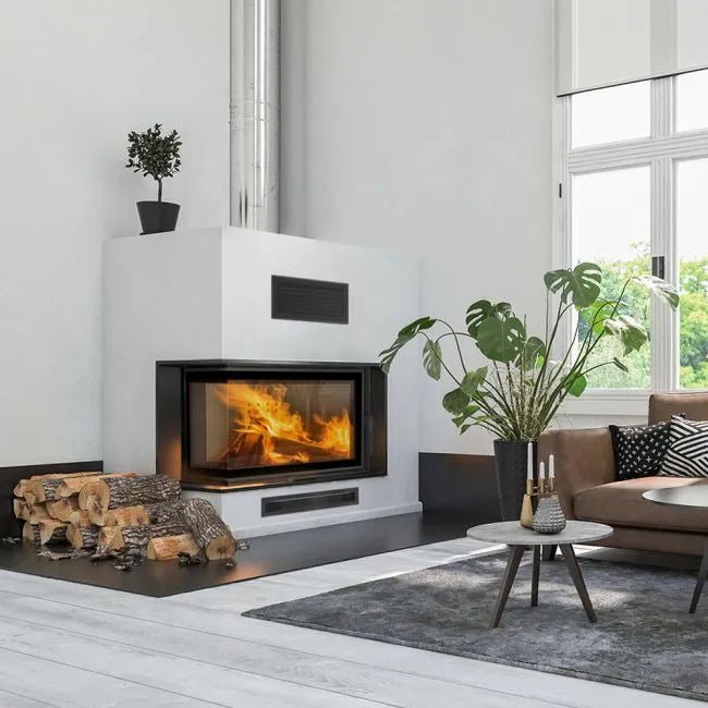 Moderne woonkamer met Kratki MBM Links haard, houtstapel, planten en grote ramen.