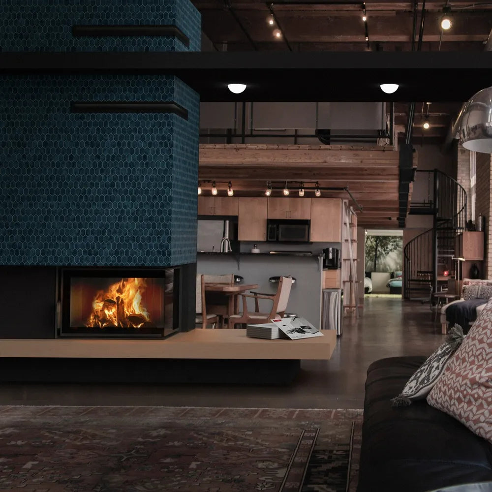 Kratki MBM Rechts haard in moderne loft met open keuken en houten interieur.