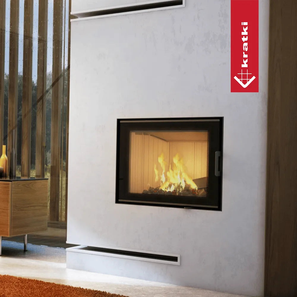 Kratki Nadia 10 kW ingebouwde haard in moderne woonkamer met houten accenten en groot raam.