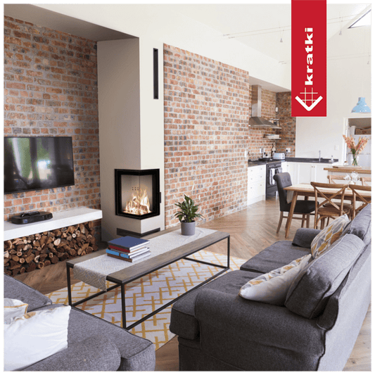 Kratki MBN 680 ingebouwd in moderne woonkamer met bakstenen muur