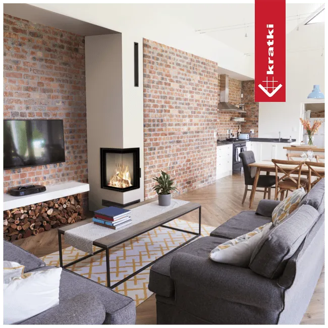 Gezellige woonkamer met bakstenen muur, Kratki MBN 680 Links haard en moderne inrichting.