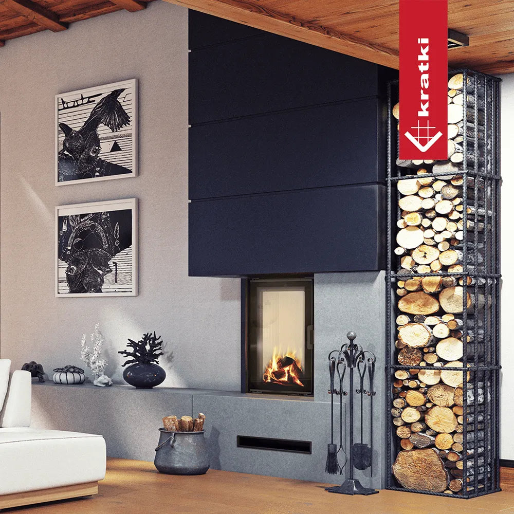 Kratki Nadia 9 kW haard in moderne woonkamer met houtopslag en kunst aan de muur.
