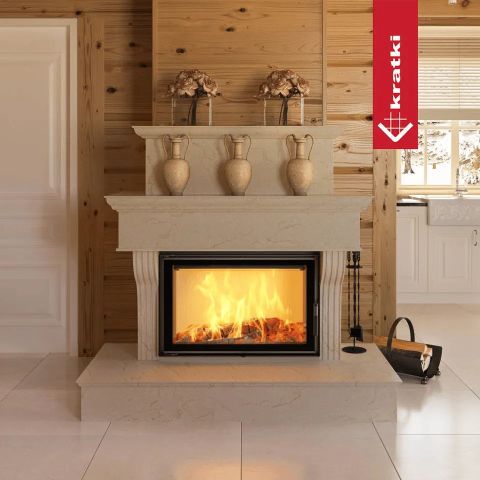 Kratki Lucy 14 kW open haard in een gezellige, houten woonkamer met decoratieve vazen.