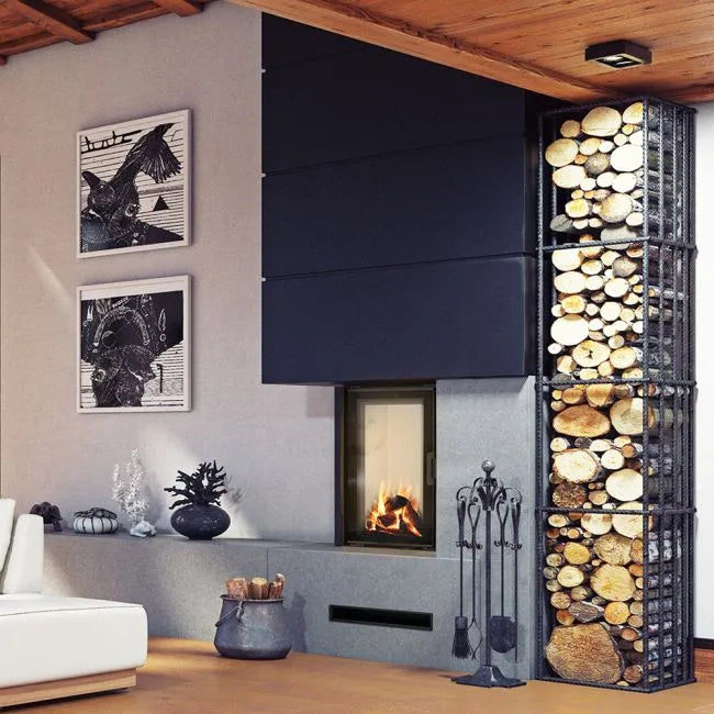 Moderne woonkamer met Kratki Nadia 9 kW haard, houtopslag en kunst aan de muur.