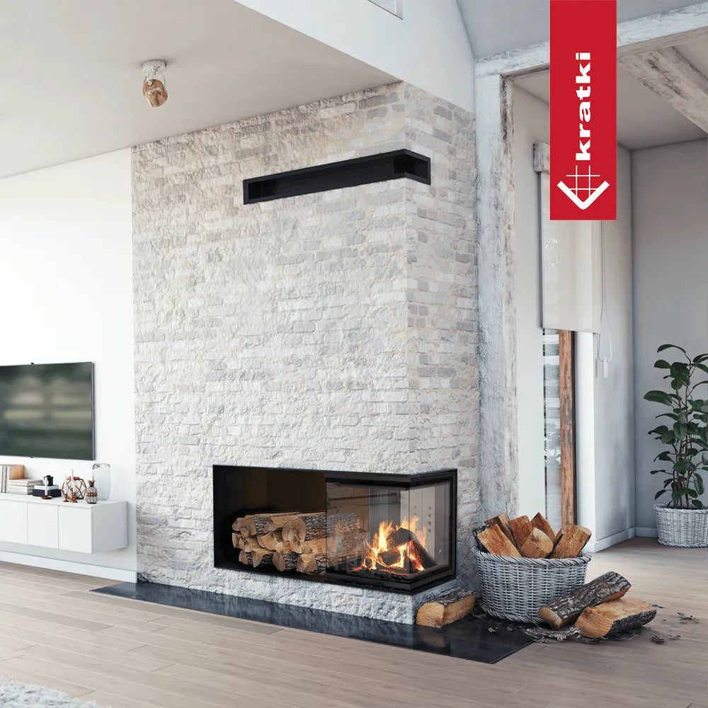 Moderne woonkamer met Kratki NBC 500/500 hoekhaard, stenen muur en houtmand.