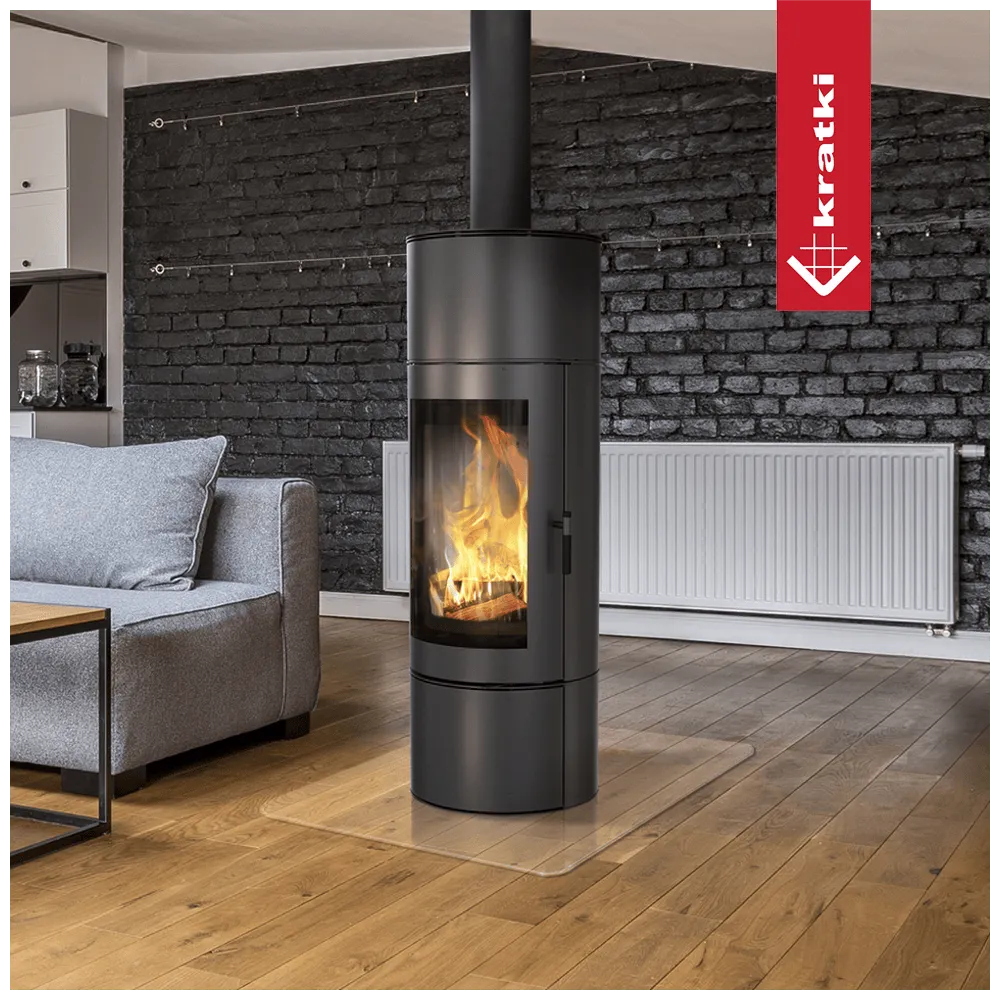 Kratki Antares houtkachel in moderne woonkamer met zwarte bakstenen muur en houten vloer.